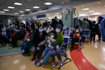 중국, 호흡기 질환자 감소세…"코로나19 위중증 환자 없어"