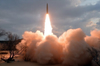 북한, 동해상 탄도미사일 발사…연이틀 무력 도발