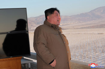 北김정은, 화성-18형 시험발사 참관...미국에 경고 메시지