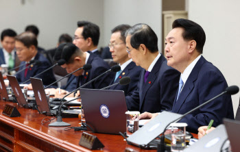 尹 "온라인 플랫폼 분야서 독점적 이윤 추구 강력 법 집행"