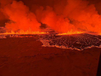 아이슬란드 화산 폭발 시작…100m 치솟는 불기둥에 용암 콸콸