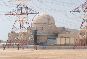 ‘K-원전’ UAE 원전 4호기 연료 장전 마쳐…내년 1~4호기 ‘풀 가동’