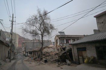 중국 지진에 127명 사망…시진핑 “수색·구조 지원 총력”