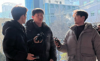 "김하성 주장 사실과 다르다"…`폭행 논란` 임혜동, 경찰 출석