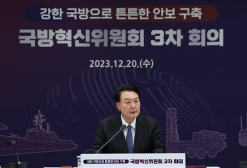 尹 "北, 일정표 따라 도발 지속…우리 군 전력획득 절차 단축해야"