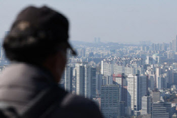 되살아난 부동산PF 리스크···가파른 연체율에 금융권 '비상'