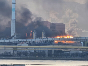 포스코 화재, 큰 불길 잡아…공장 일부 가동 중단(종합)