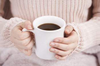 추위에 찾게 되는 따뜻한 커피 한 잔, 카페인·당류 과다?