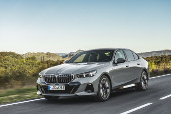 BMW 뉴 i5, 2023 車 안전도 평가 최우수 차량 선정