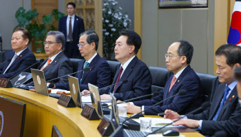 尹 "내년 수출개선이 경기회복 주도…서비스 산업 집중 지원할 것"