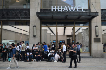 중국서 또 새 스마트폰 출시한 화웨이, 애플·샤오미와 ‘삼파전’