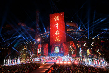 “신니엔콰이러!” 새해 맞은 중국도 들뜬 분위기