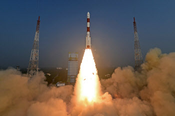 인도, 블랙홀 탐사 인공위성 발사 성공