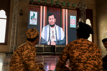'이스라엘하고 놀지마' 전 세계 물류 마비시킨 예멘 반군 지도자