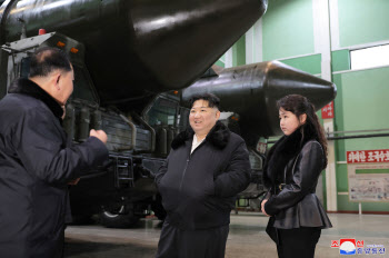 김정은, 딸 주애와 ICBM ‘화성-18형’ 발사대 차량 공장 시찰