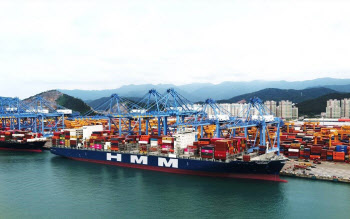HMM, 국내 수출기업 위해 유럽노선 임시 선박 투입