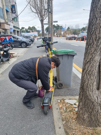 대전시 "무단 방치된 전동킥보드 등 PM 견인 조치"