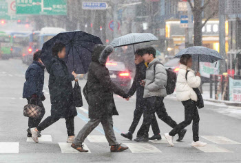 전국 흐리고 눈·비…'빙판길' 조심하세요