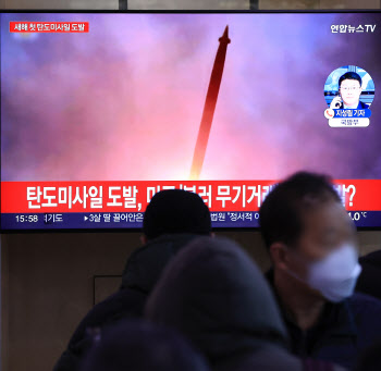 북한, 중거리 탄도미사일 발사...신형 IRBM 추정(종합)