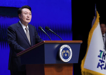尹지지율 소폭 하락한 32%…부정평가 1위 '경제·민생·물가'