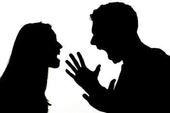 아이 앞에서 이혼 졸라대는 남편, 아동학대일까?