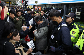 ‘지하철 탑승 시위’ 전장연 활동가 구속영장 기각