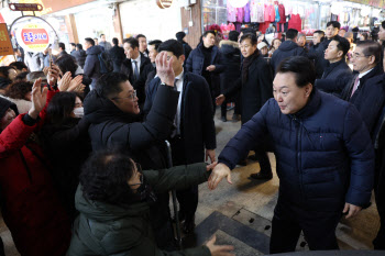 2년 만에 의정부제일시장 다시 찾은 尹…상인들 격려