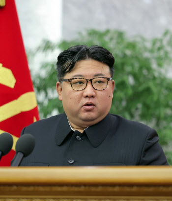 김정은, 북한표 경제개발 10개년 계획 지시…“주민 이탈방지”