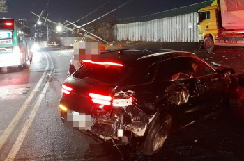 음주운전 승용차와 부딪힌 SUV 차량, 전신주 충돌…70대 부상