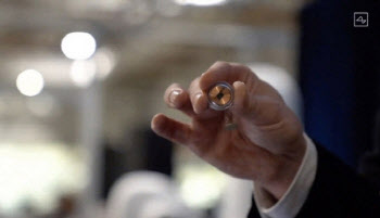 '내 머릿속 전자칩'…머스크의 뉴럴링크, 인간 뇌에 첫 칩 이식