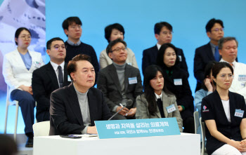 尹, '소아과 오픈런' 개선 약속…지역·필수의료 '4대 정책 패키지'