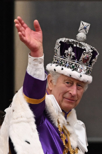 영국 버킹엄궁 “찰스 3세 국왕, 암 진단…전립선 치료 중 발견”
