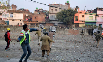 인도서 ‘이슬람학교’ 놓고 당국·주민 충돌…5명 숨지고 150여명 부상