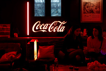 "펩시와 달라"…코카콜라, 가격 올려도 판매량 늘어