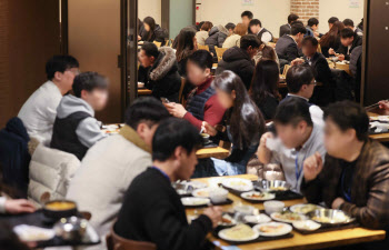 '런치플레이션' 환호한 급식업계…"올해가 진검승부" 긴장감