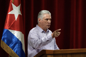 '64년 형제' 뒤통수쳤다…의리 대신 실리 택한 쿠바 대통령