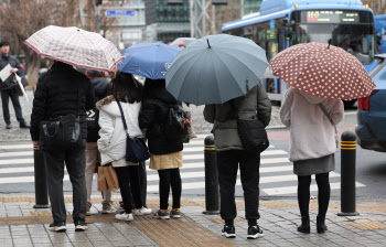 월요일 출근길 '우산' 챙겨요…포근한 날씨 속 전국 비