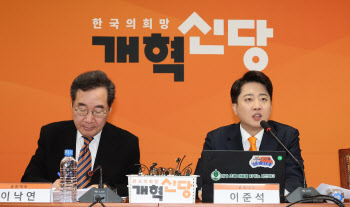 이준석 “尹 의대증원 정책…여당과 표 가지려는 약속대련인가”