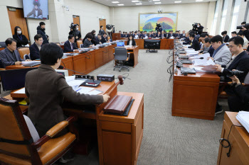'물 건너간' 산은법·예금자보호법 개정…'개점휴업' 정무위