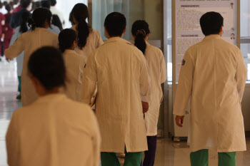 “항암 받으려 4시간 대기”…전공의 파업 사흘째, 고통받는 환자들