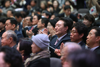 尹대통령, 3·1운동 기념예배 참석…“따뜻한 국정” 약속