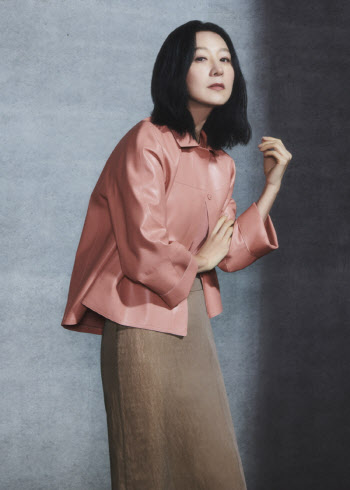김희애, 봄의 아름다움 담은 24SPRING 광고 캠페인 공개