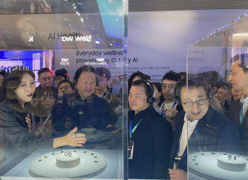 AI 집중하는 SK, 삼성에 협력 요청…최태원 "따로 만나자"