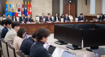 신원식 국방 "北위성, 정찰 않고 돌기만…러, 대규모 식량 지원"