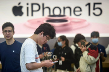 "아이폰 또 할인합니다" 화웨이에 밀린 애플의 굴욕