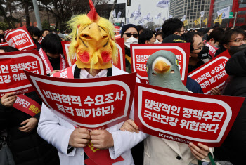 "용접 배우고 있다더라"...'의새'로 맞선 의사들