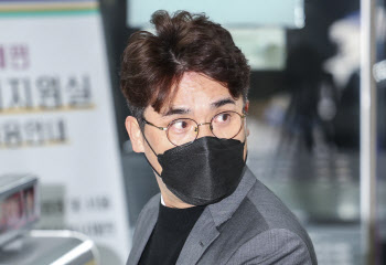 檢, '뒷돈 혐의' 장정석 전 단장 소환…구속기각 후 첫조사