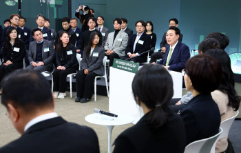 尹 "의사 증원 강력 추진 중…지방이 혜택 누리게 할 것"