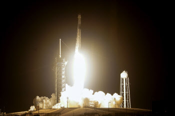 우주비행사 4명 태운 스페이스X 팰컨9 로켓 발사