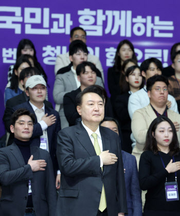 尹 “청년 양육자 선지급제 도입…기업 출산지원금 비과세”